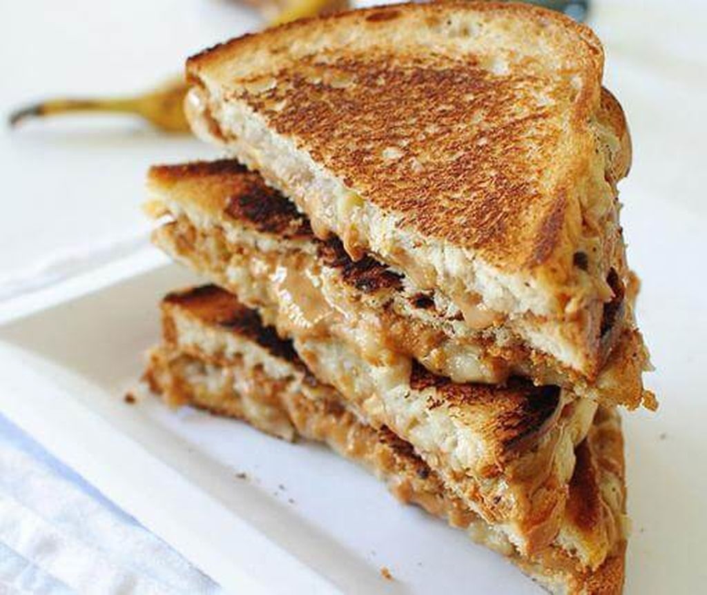 Φτιάχνουμε σάντουιτς με μπανάνα και φυστικοβούτυρο! Το αγαπημένο του Elvis Presley