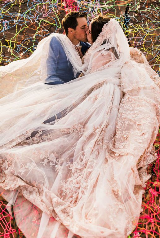 Ζευγάρι παντρεύτηκε σε ύψος 400 ποδιών και οι φωτογραφίες κόβουν την ανάσα 