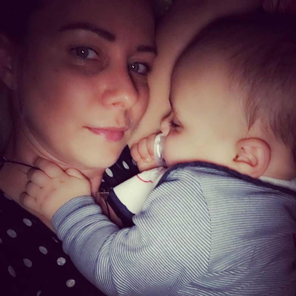 Γιος Ελληνίδας παρουσιάστριας προσπαθεί να το σκάσει από την κούνια του (pic)