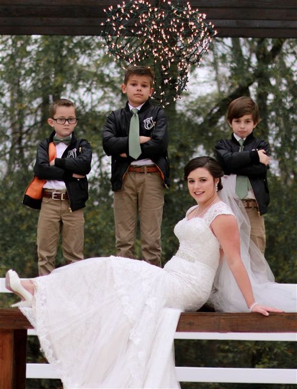 Παντρεύτηκε έχοντας στο πλευρό της τα παιδιά που πρόσεχε όλα αυτά τα χρόνια ως baby sitter (pics)