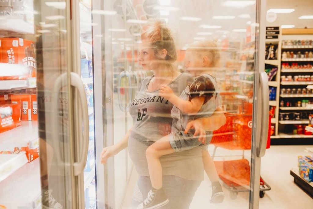 Μια φωτογράφηση εγκυμονούσας μαμάς και κόρης, διαφορετική απ' όσες έχετε δει ξανά (pics)