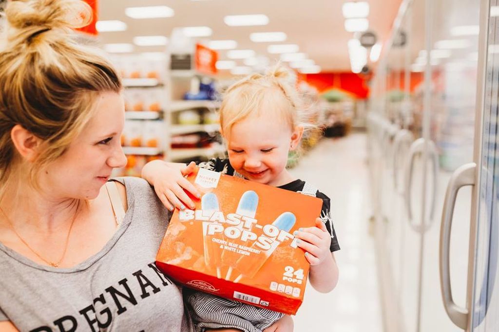 Μια φωτογράφηση εγκυμονούσας μαμάς και κόρης, διαφορετική απ' όσες έχετε δει ξανά (pics)