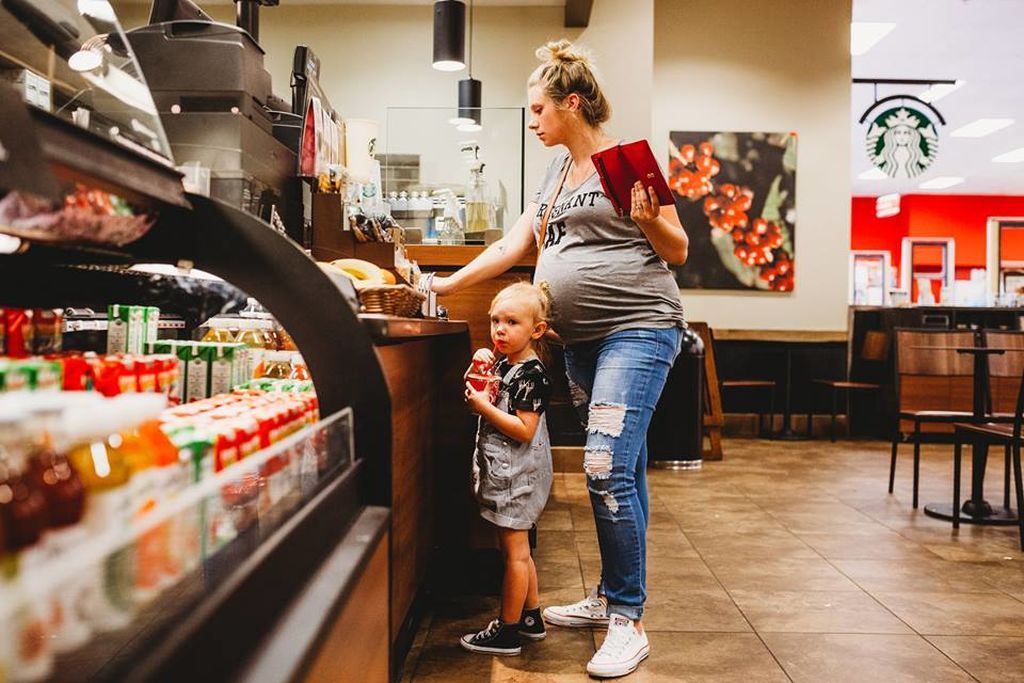 Μια φωτογράφηση εγκυμονούσας μαμάς και κόρης, διαφορετική απ' όσες έχετε δει ξανά (pics)