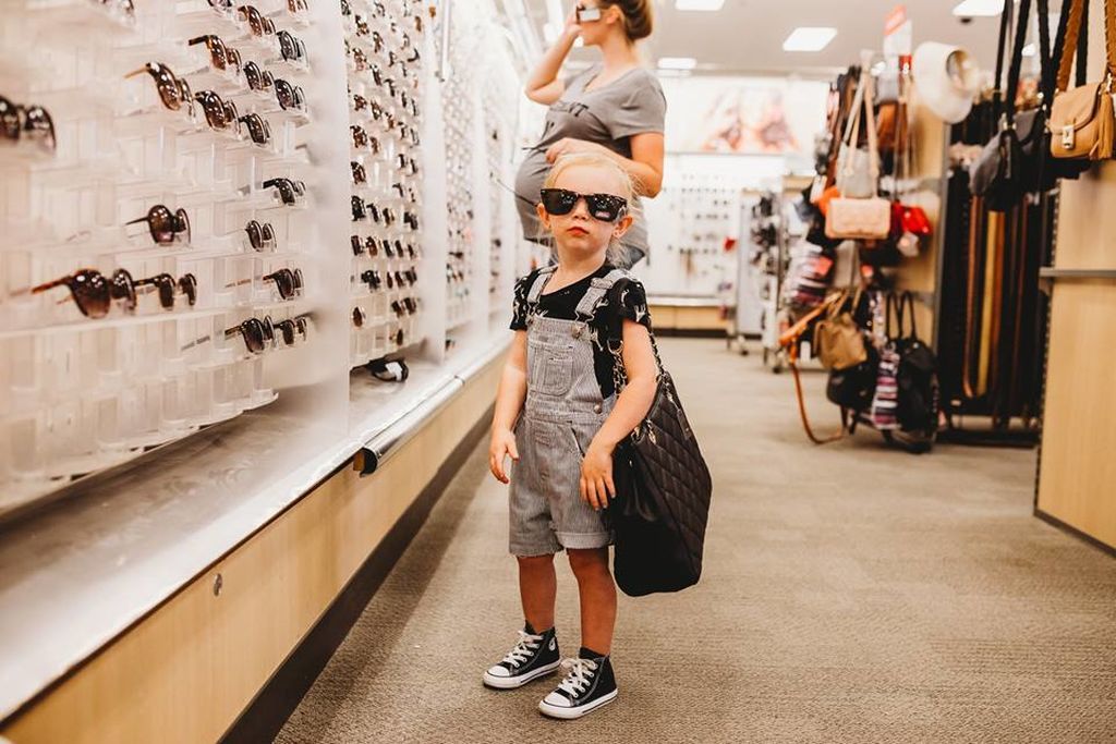 Μια φωτογράφηση εγκυμονούσας μαμάς και κόρης, διαφορετική απ' όσες έχετε δει ξανά (pics)