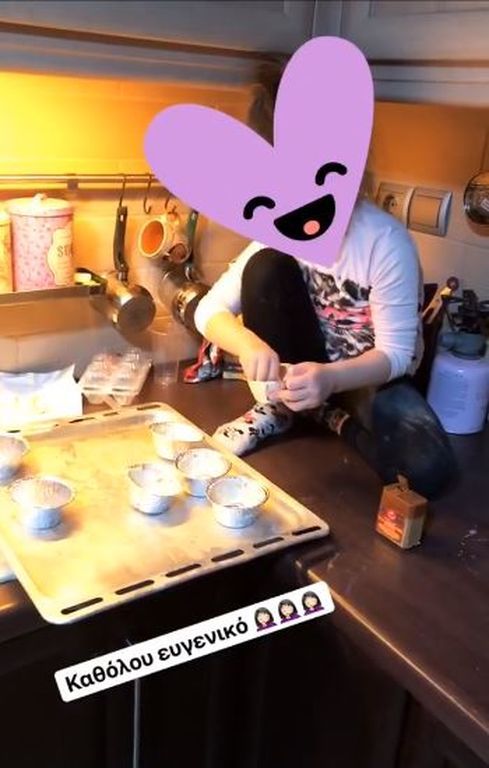 Βάσω Λασκαράκη: Δείτε την κόρη της να ετοιμάζει τα πιο νόστιμα μηλοπιτάκια (pics & vid)