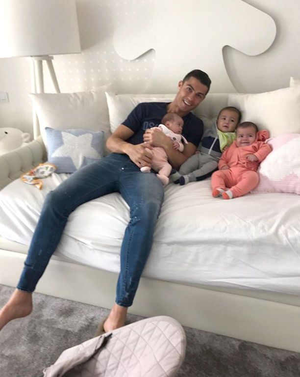 Ο Cristiano Ronaldo έχει γενέθλια κι εμείς θυμόμαστε τις καλύτερες στιγμές με τα παιδιά του (pics)