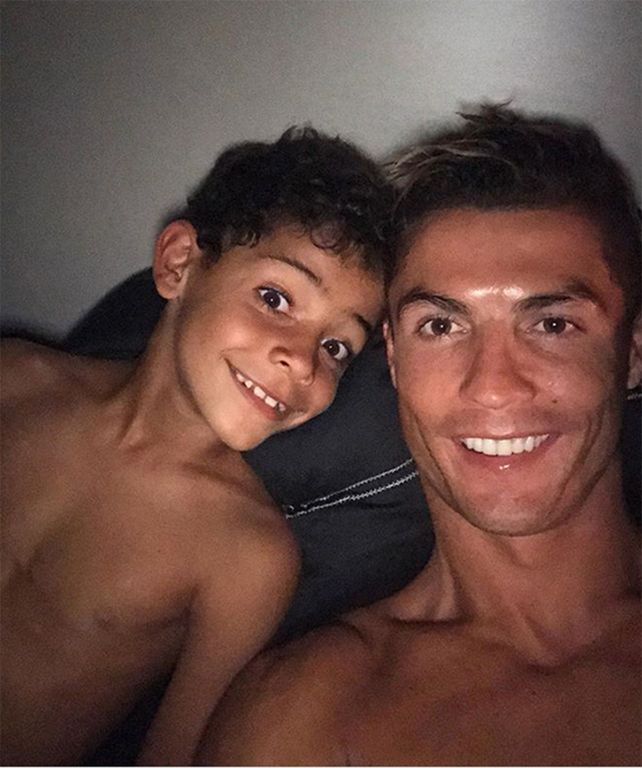 Ο Cristiano Ronaldo έχει γενέθλια κι εμείς θυμόμαστε τις καλύτερες στιγμές με τα παιδιά του (pics)