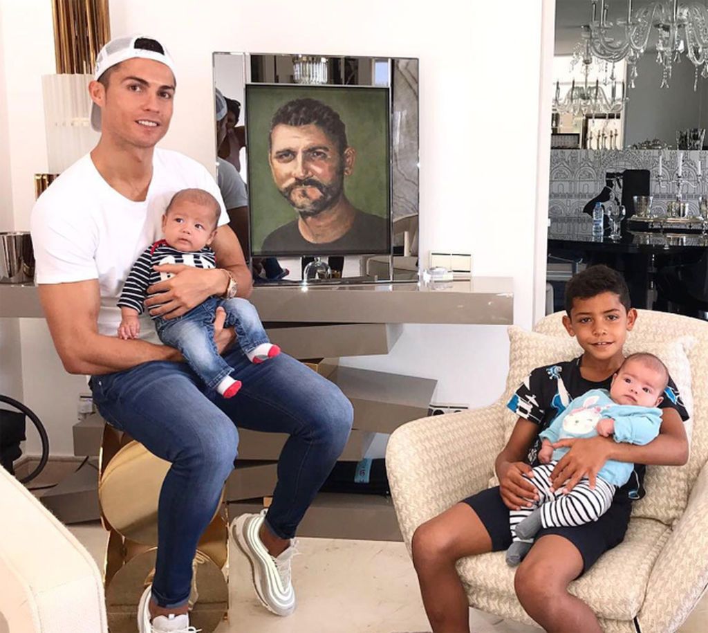 Ο Cristiano Ronaldo έχει γενέθλια κι εμείς θυμόμαστε τις καλύτερες στιγμές με τα παιδιά του (pics)