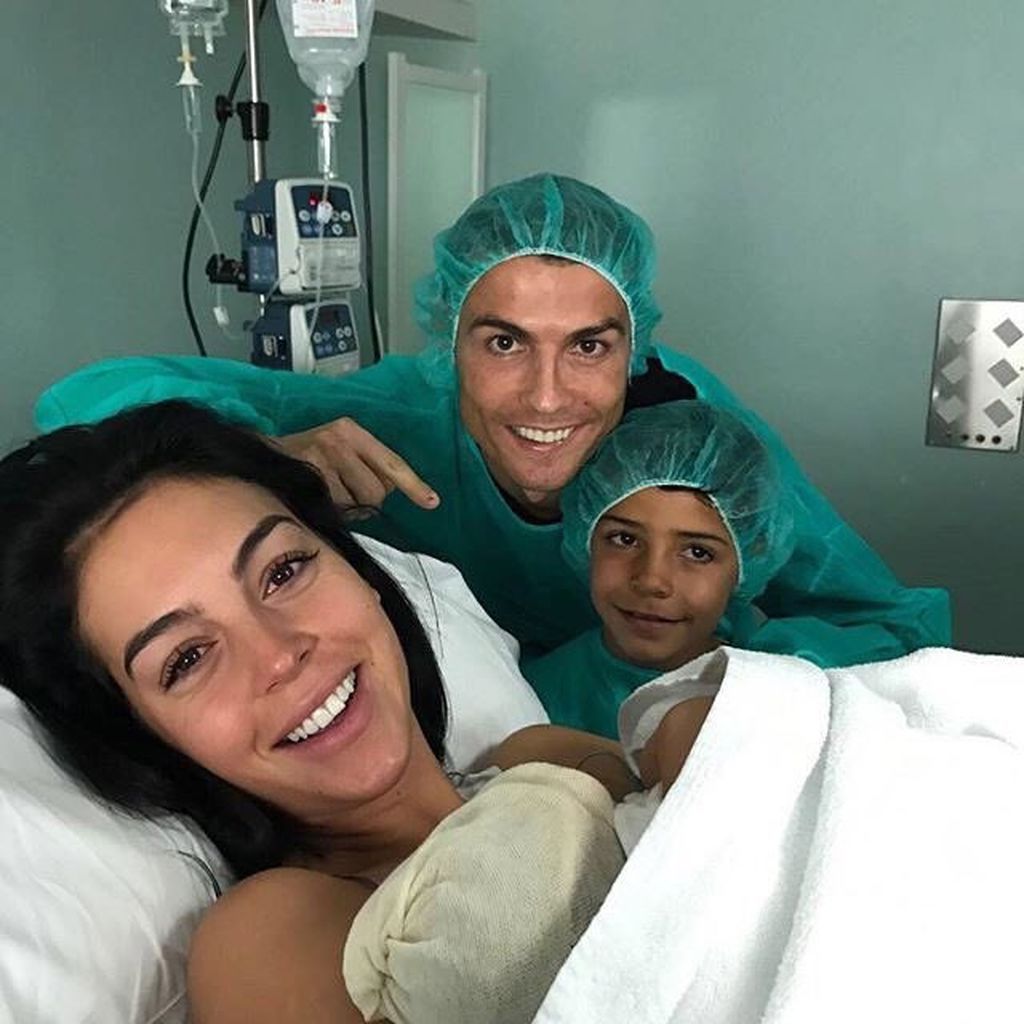 Ο Cristiano Ronaldo έχει γενέθλια κι εμείς θυμόμαστε τις καλύτερες στιγμές με τα παιδιά του (pics)