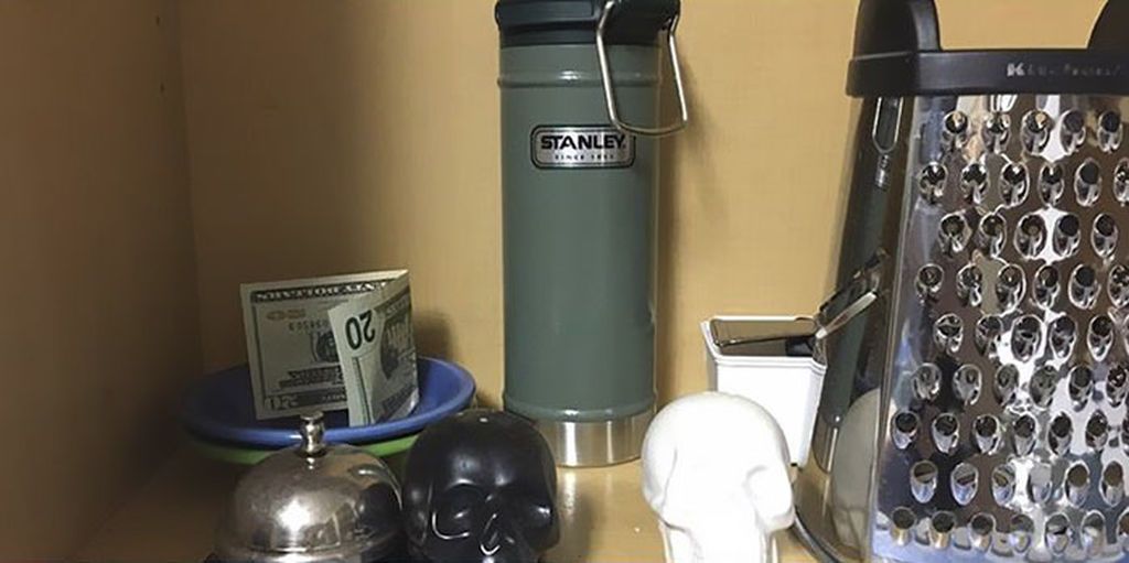 Μπαμπάς πήγαινε στο σπίτι της κόρης του και έκρυβε χρήματα για έκπληξη! Δείτε τις κρυψώνες (pics)