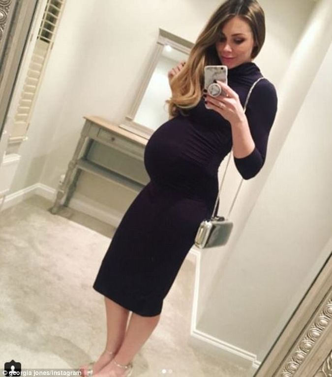 Φωτογράφισε το σώμα της λίγες ώρες μετά τη γέννηση του παιδιού της - Οι θαυμαστές της την αποθέωσαν