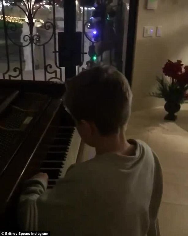 «Ο γιος μου είναι σαν ένα μικρός Μότσαρτ!» Ακούστε το γιο της γνωστής τραγουδίστριας να παίζει πιάνο