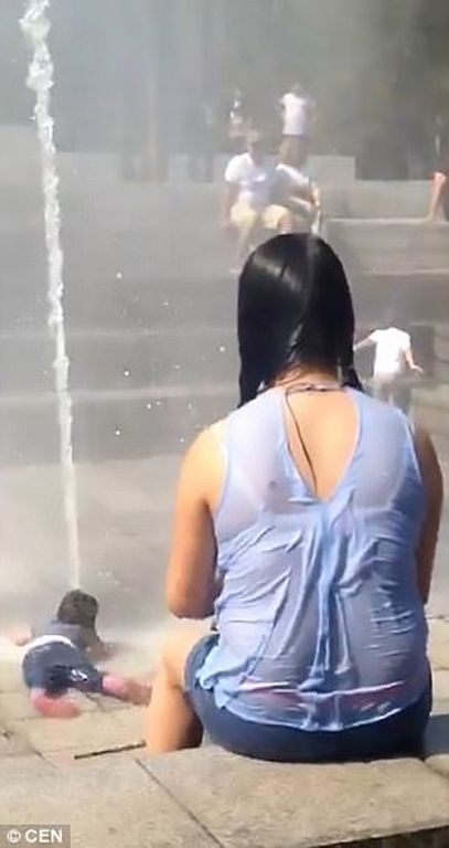 Πίδακας νερού εκτόξευσε στην κυριολεξία κοριτσάκι - Δείτε το σοκαριστικό βίντεο