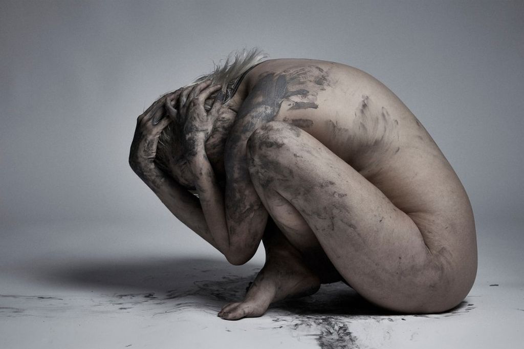 Οι σκοτεινές σκέψεις της μητρότητας, μέσα από φωτογραφίες που σε καθηλώνουν (pics)