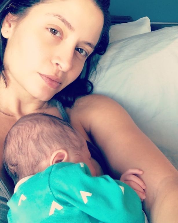 Πρωινές αγκαλίτσες με τον μόλις ενός μηνός γιο της η διάσημη ηθοποιός (pics)