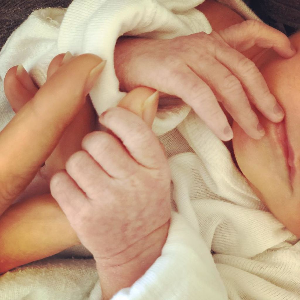 Πρωινές αγκαλίτσες με τον μόλις ενός μηνός γιο της η διάσημη ηθοποιός (pics)