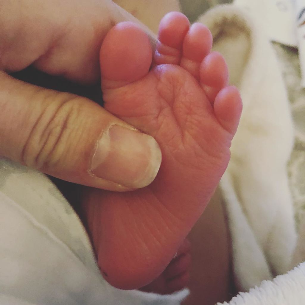 Πρωινές αγκαλίτσες με τον μόλις ενός μηνός γιο της η διάσημη ηθοποιός (pics)