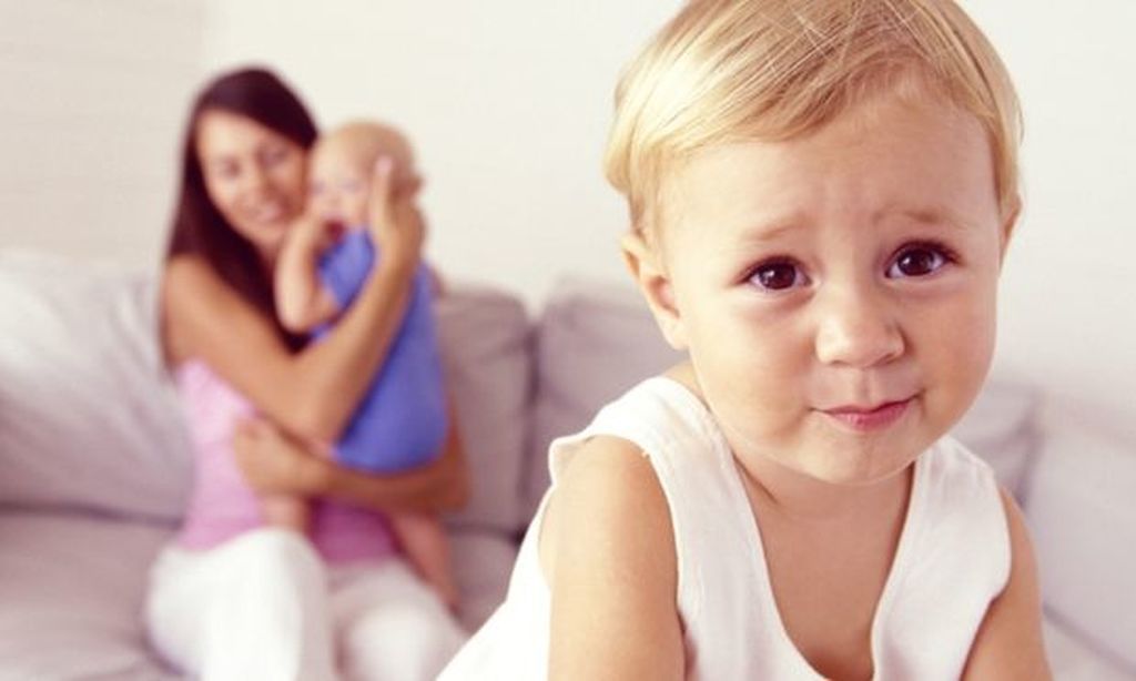 Το παιδί σας ζηλεύει; Δείτε πώς μπορείτε να το αντιμετωπίσετε