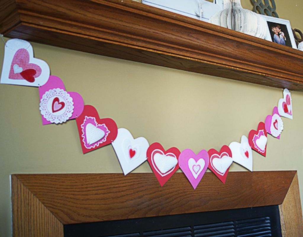 Με κόκκινο, λευκό και ροζ χαρτόνι, κόψτε καρδιές όπως στη φωτογραφία και φτιάξτε μια υπέροχη γιρλάντα