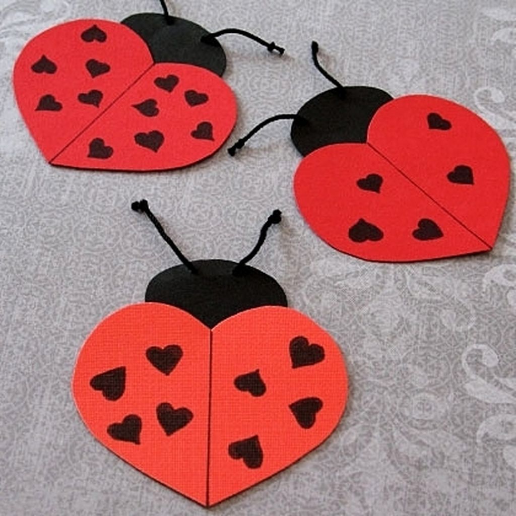 Φτιάξτε υπέροχες πασχαλίτσες με κόκκινο και μαύρο χαρτόνι. Κάντε τα φτερά τους να ανοίγουν και μέρα κρύψτε το μήνυμά σας