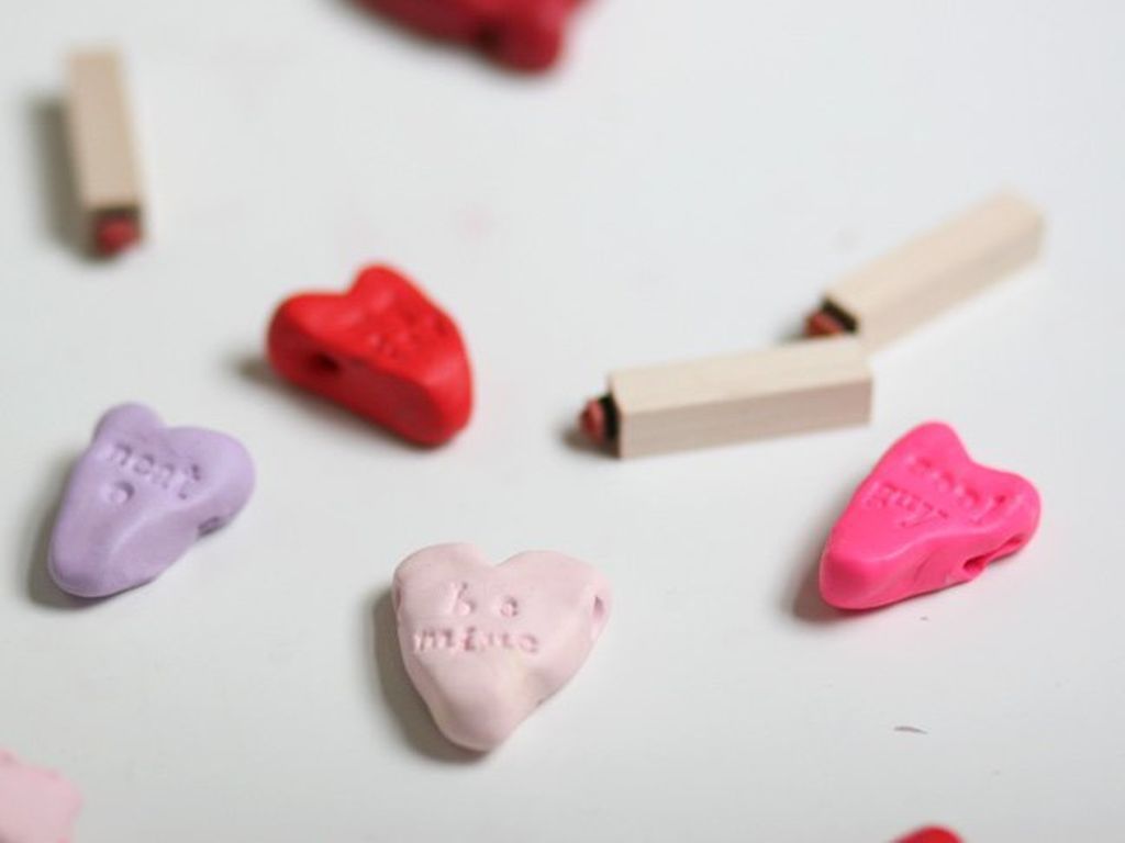 Φτιάξτε με πολύχρωμο πηλό μικρές καρδούλες