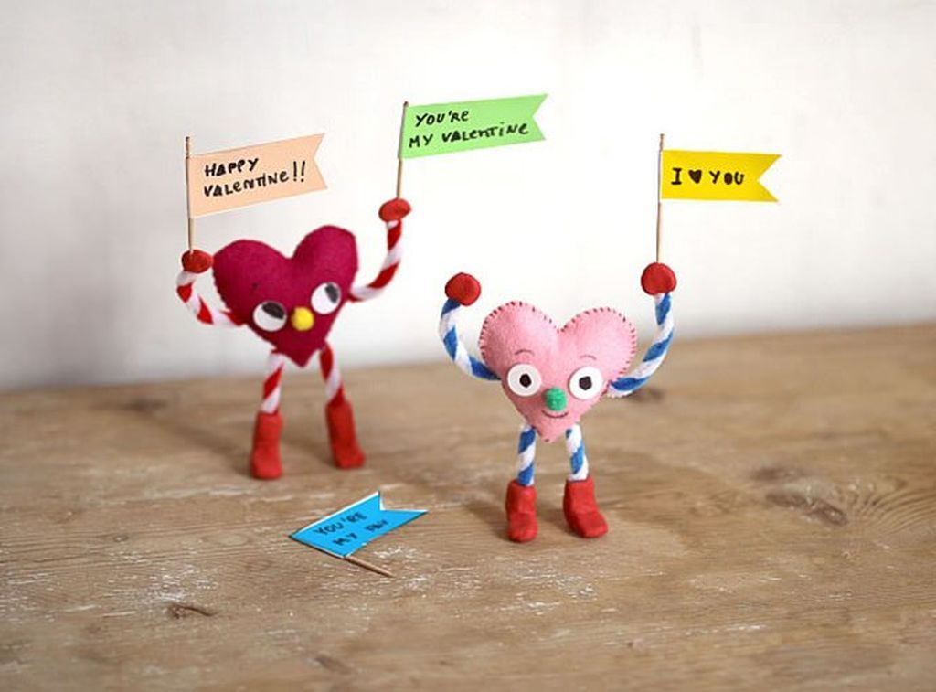 Με τσόχα φτιάξτε μικρές καρδούλες και  έπειτα με καθαριστικά πίπας κάντε τις καρδούλες να μοιάζουν με ανθρωπάκια