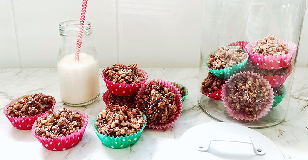 Λιχουδιές με νιφάδες ρυζιού και σοκολάτα / 

Υλικά:
2 κούπες νιφάδες ρυζιού
1 κουβερτούρα γάλακτος
τρούφα πολύχρωμη / 

Εκτέλεση:
Λιώστε σε μπεν μαρί την κουβερτούρα γάλακτος, μόλις λιώσει ανακατέψτε τη με τις νιφάδες ρυζιού, μεταφέρετε κουταλιές 