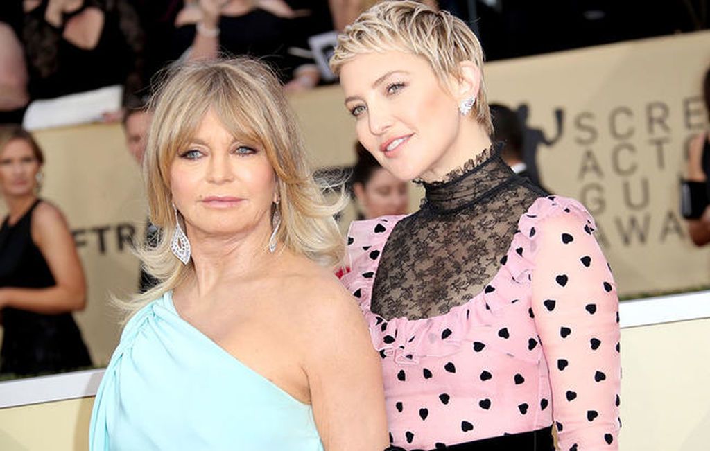 Διάσημες κόρες εξηγούν πώς είναι να μεγαλώνεις με διάσημη μαμά (pics)