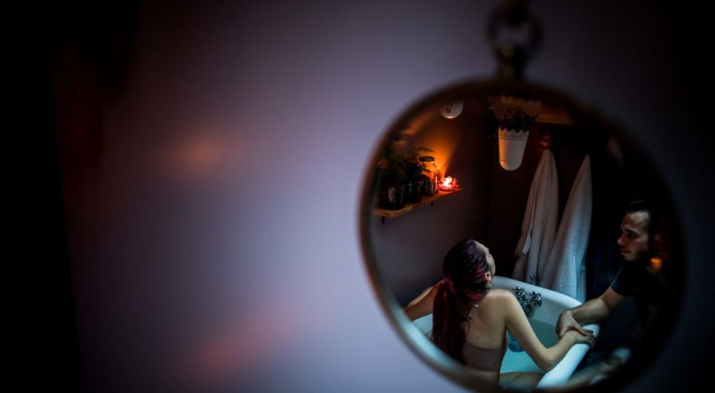 Τοκετός - Δεύτερη Θέση: Ashley Marston of Ashley Marston Photography  – Serving Vancouver Island, BC – “Τοκετός κάτω από το φως των κεριών”