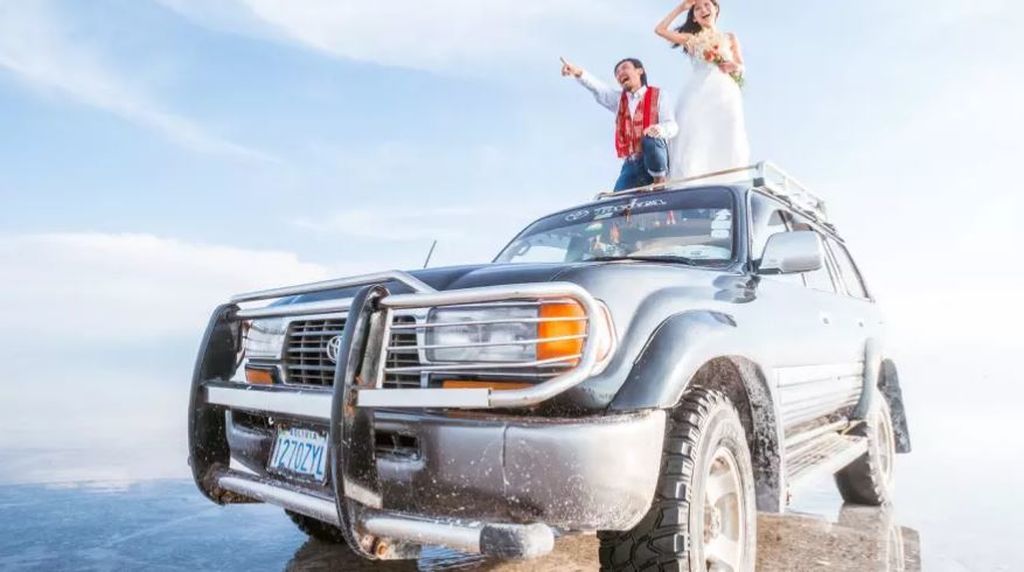 Της έκανε πρόταση γάμου στη μεγαλύτερη αλατο-λίμνη του κόσμου και οι φωτογραφίες είναι εντυπωσιακές 