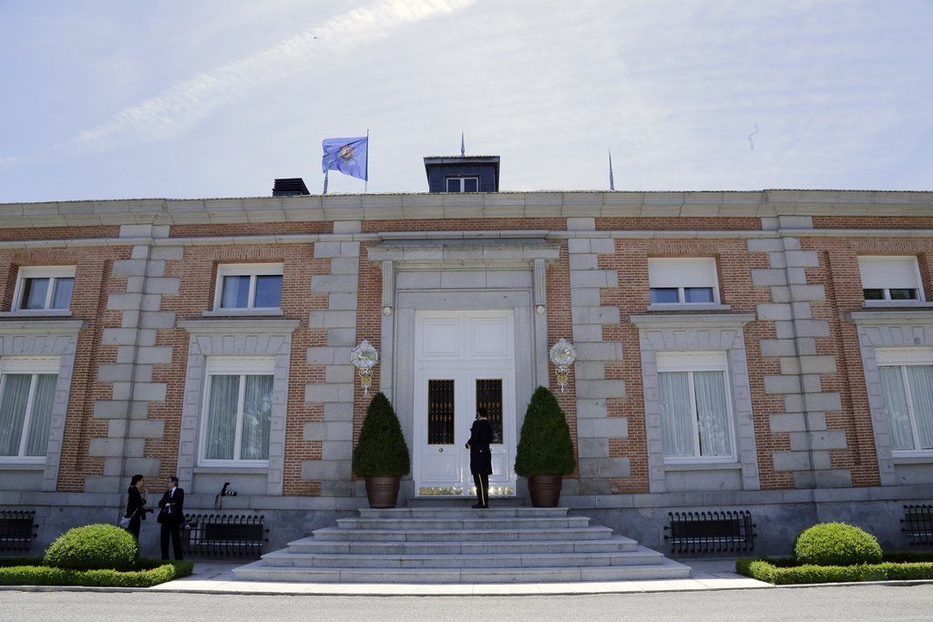 Zarzuela Palace / 

Η επίσημη κατοικία του βασιλιά και της βασίλισσας είναι το παλάτι Zarzuela, το οποίο βρίσκεται στο συγκρότημα El Pardo λίγο έξω από τη Μαδρίτη.  