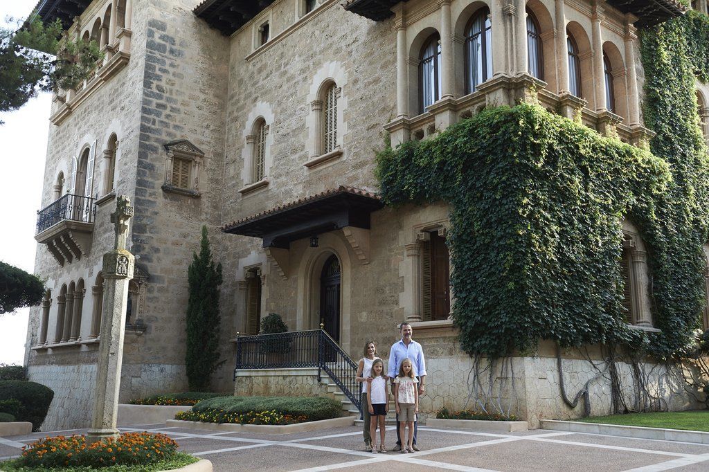 Το παλάτι Marivent / 

Ενώ το παλάτι Zarzuela έξω από τη Μαδρίτη είναι  το κύριο οικογενειακό σπίτι είναι, τους καλοκαιρινούς μήνες, η οικογένεια επισκέπτεται το ισπανικό νησί της Μαγιόρκα. Το παλάτι Marivent βρίσκεται λίγο έξω από την πρωτεύουσα της Πά