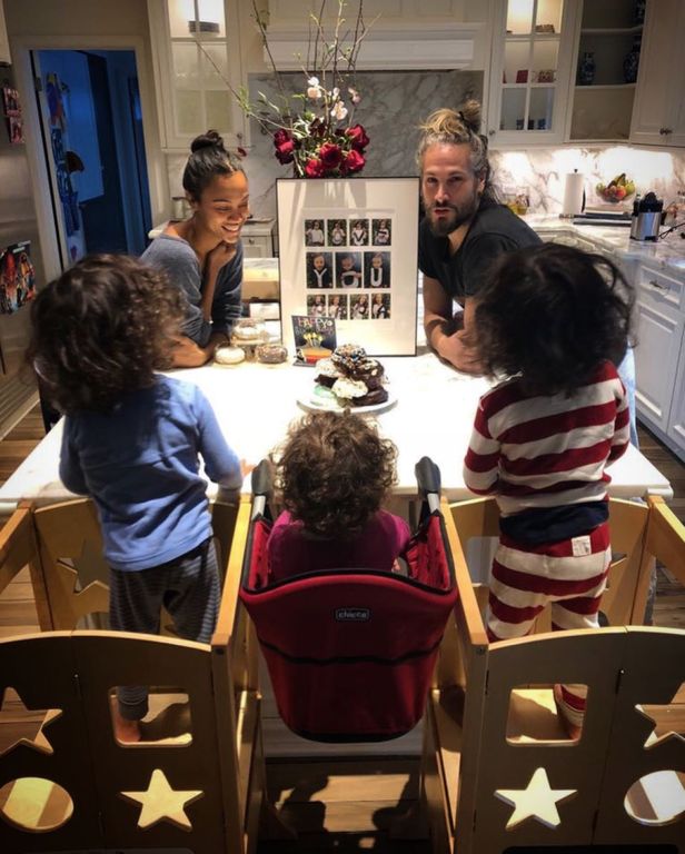 Η Zoe Saldana με τον σύζυγο και τους τρεις γιους τους.