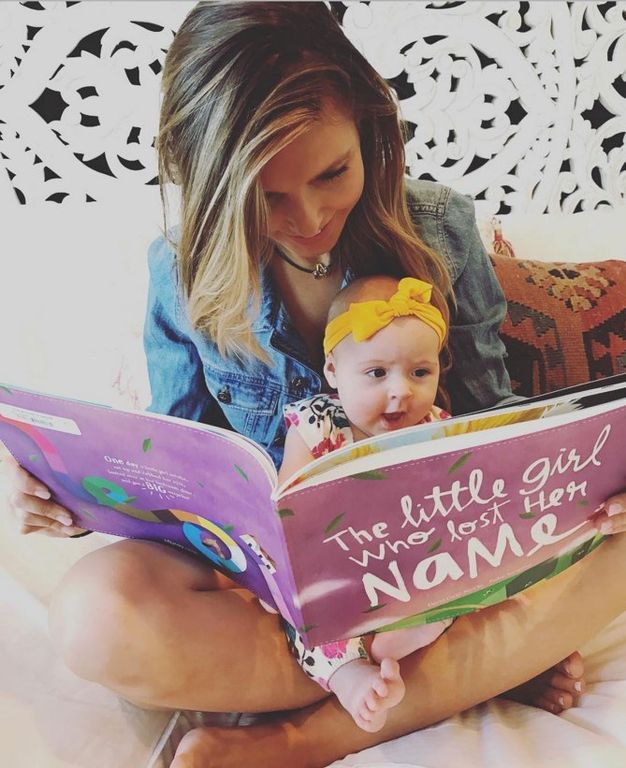 Η Audrina Patridge διαβάζει ένα παραμύθι στην κόρη της.