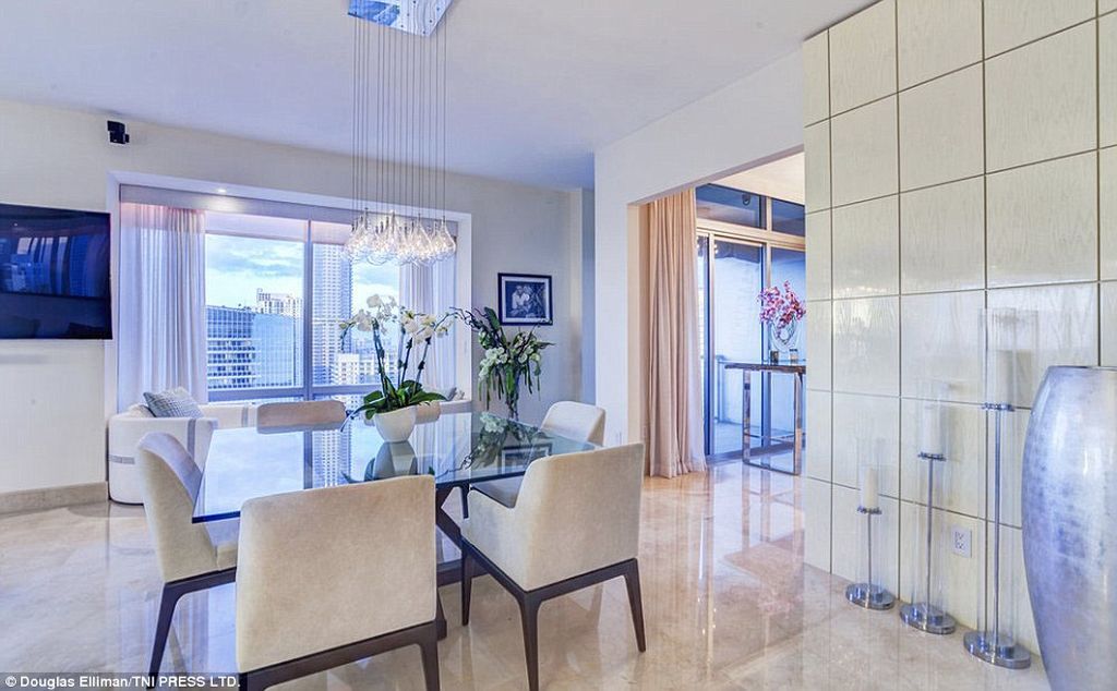 Η σταρ χώρισε κι έβγαλε στο σφυρί το πολυτελές διαμέρισμά της. Δείτε εικόνες από το εσωτερικό του