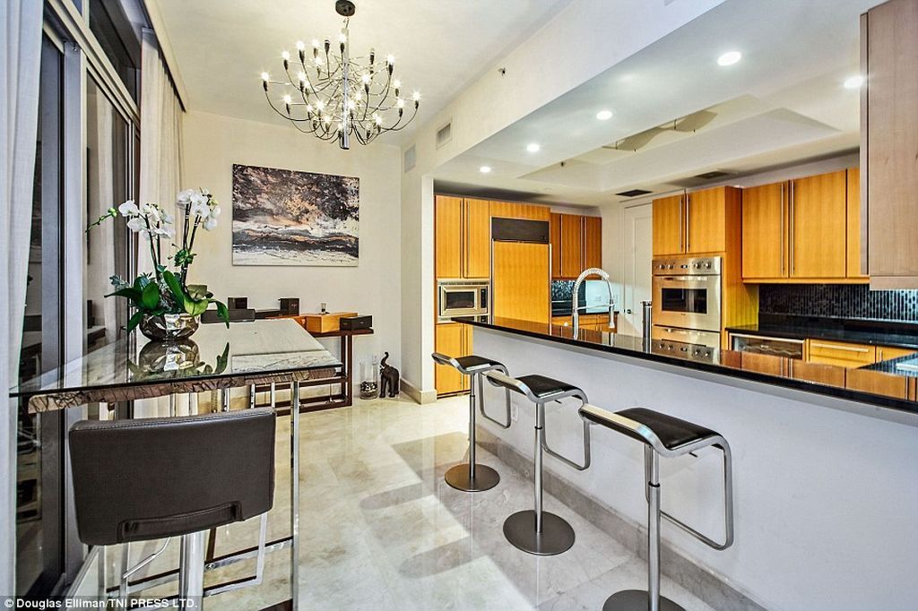 Η σταρ χώρισε κι έβγαλε στο σφυρί το πολυτελές διαμέρισμά της. Δείτε εικόνες από το εσωτερικό του