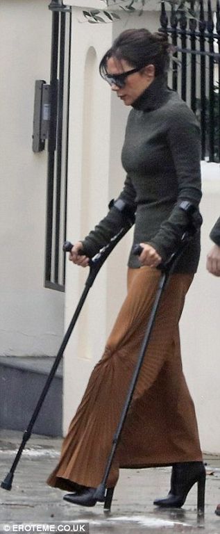 Η ασύλληπτη εμφάνιση της Victoria Beckham στο παγωμένο Λονδίνο κι αφού έβγαλε το νάρθηκα (pics)