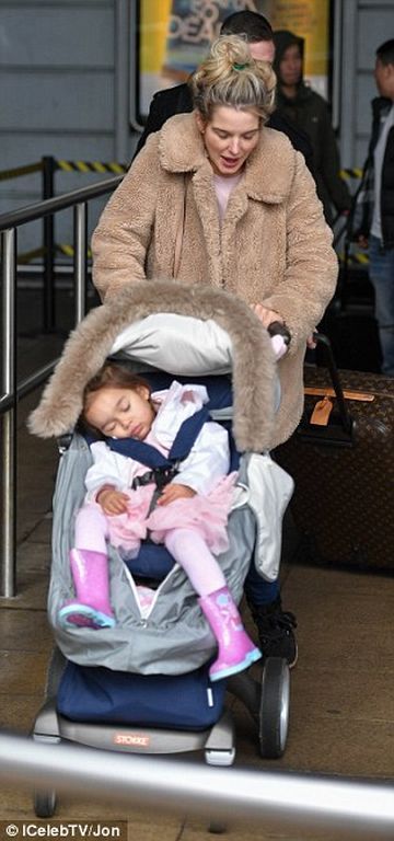 Η ηθοποιός κρύβει την φουσκωμένη της κοιλίτσα καθώς επιστρέφει με την κόρη της από ταξίδι (pics)