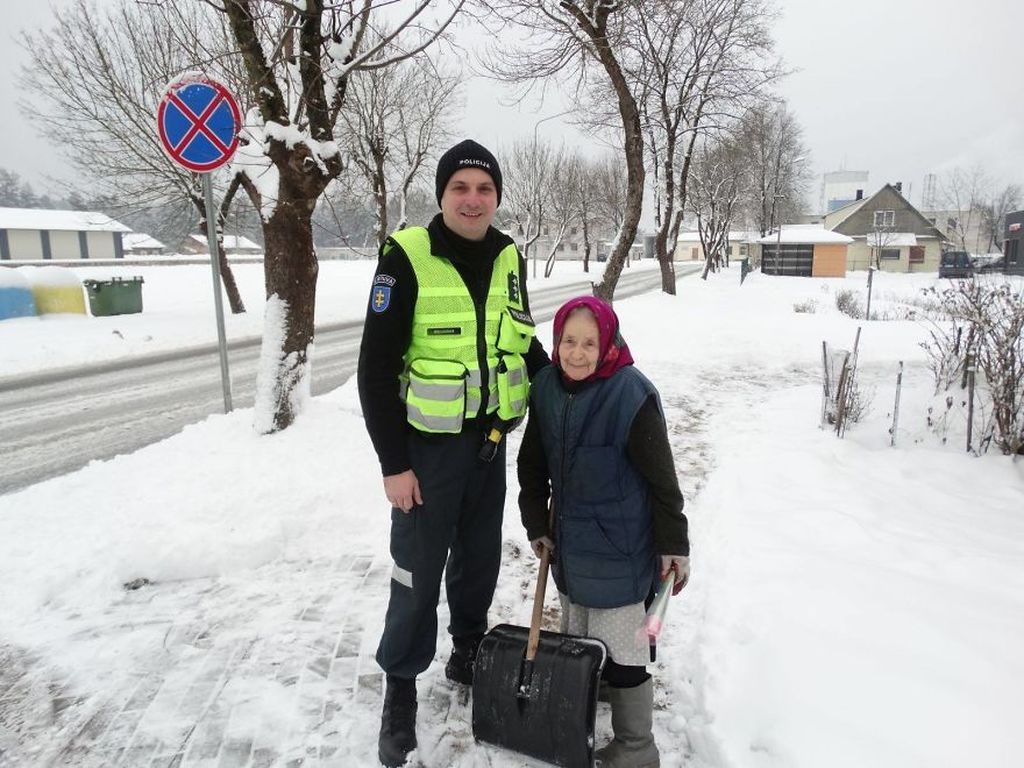 Ημέρα της Γυναίκας: Λιθουανοί αστυνομικοί μοιράζουν λουλούδια σε γυναίκες και γίνονται viral (pics)