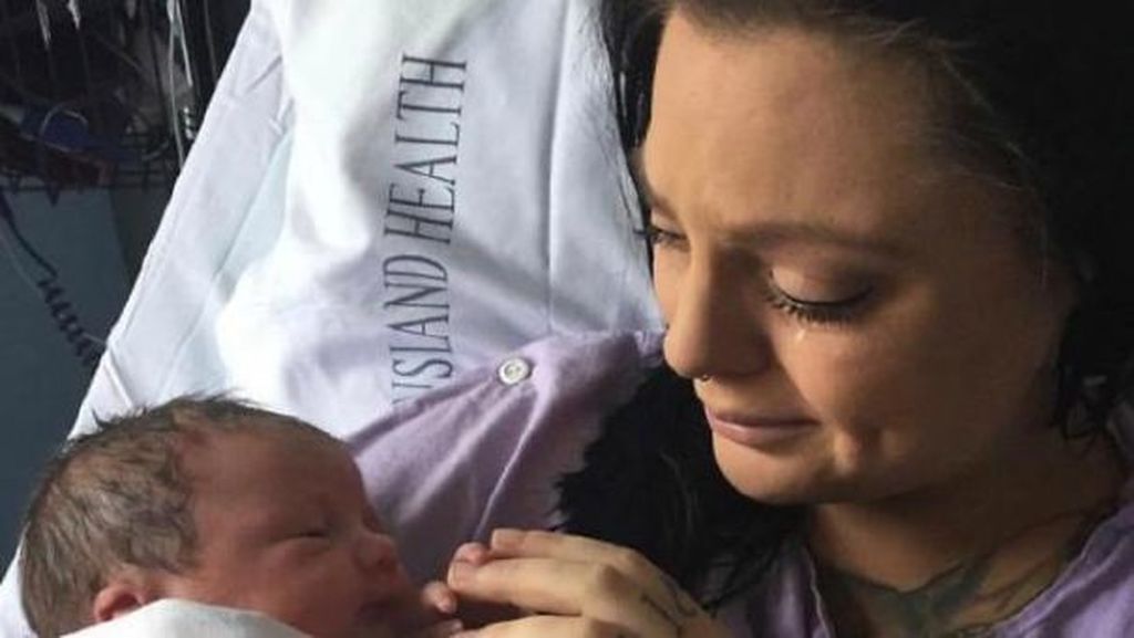 Φωτογράφισε το γιο της ως ζόμπι και οι μαμάδες του διαδικτύου την έκριναν σκληρά (pics)