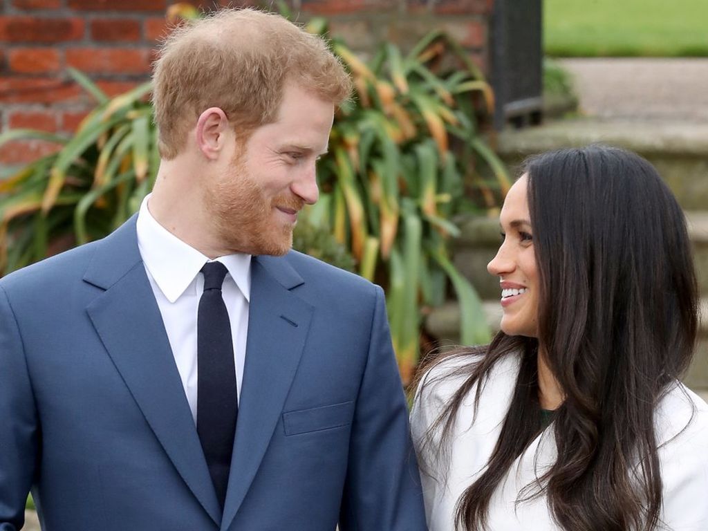 33 ετών: Η πρώτη επίσημη εμφάνιση με την Meghan Markle, τη μέρα της ανακοίνωσης του αρραβώνα τους. 