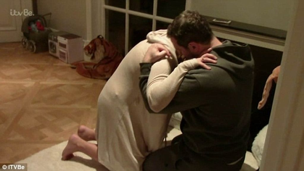 Διάσημη μαμά γέννησε στο σπίτι και δημοσίευσε για πρώτη φορά φωτογραφίες από τη στιγμή του τοκετού 