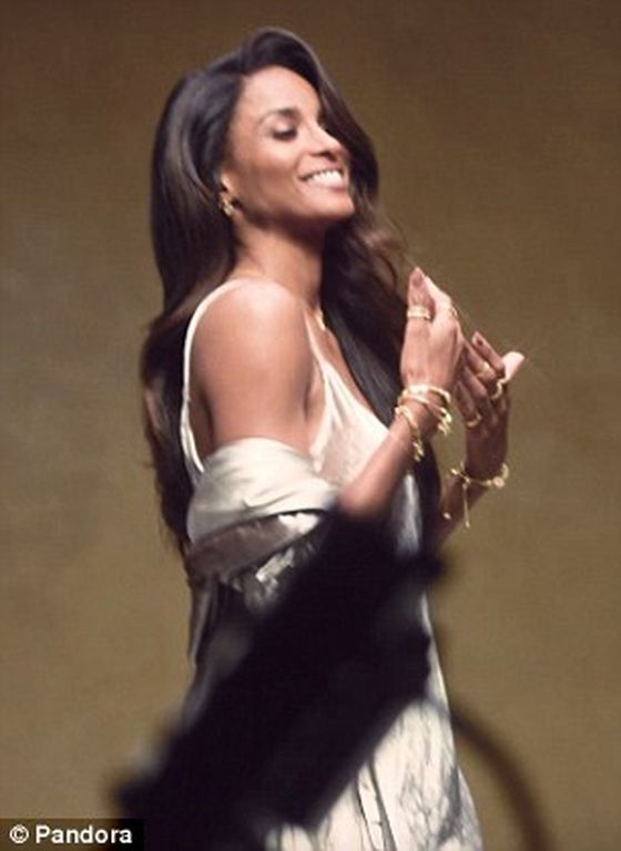 Γνωστή τραγουδίστρια δήλωσε: «Δεν θα πιέσω την κόρη μου να γίνει αγοροκόριτσο όπως εγώ» 