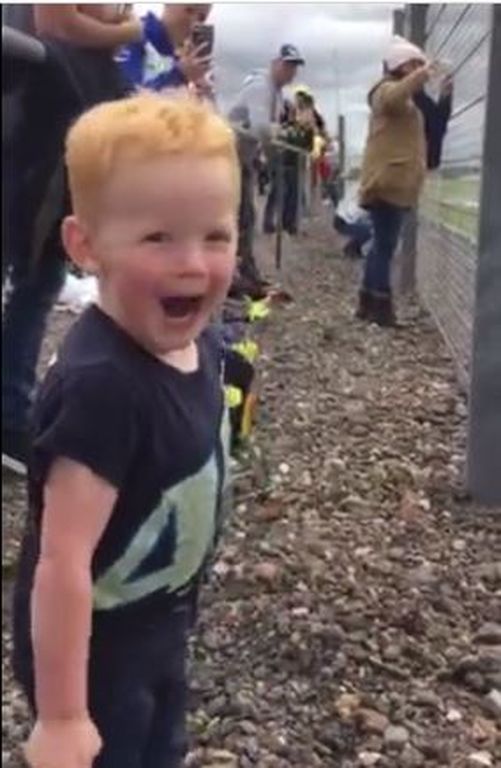 Για πρώτη φορά πήγε σε αγώνα μοτοσυκλετών - Ο ενθουσιασμός του απλά δεν περιγράφεται (vid)