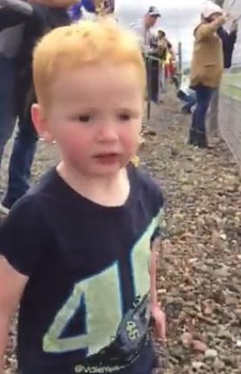 Για πρώτη φορά πήγε σε αγώνα μοτοσυκλετών - Ο ενθουσιασμός του απλά δεν περιγράφεται (vid)