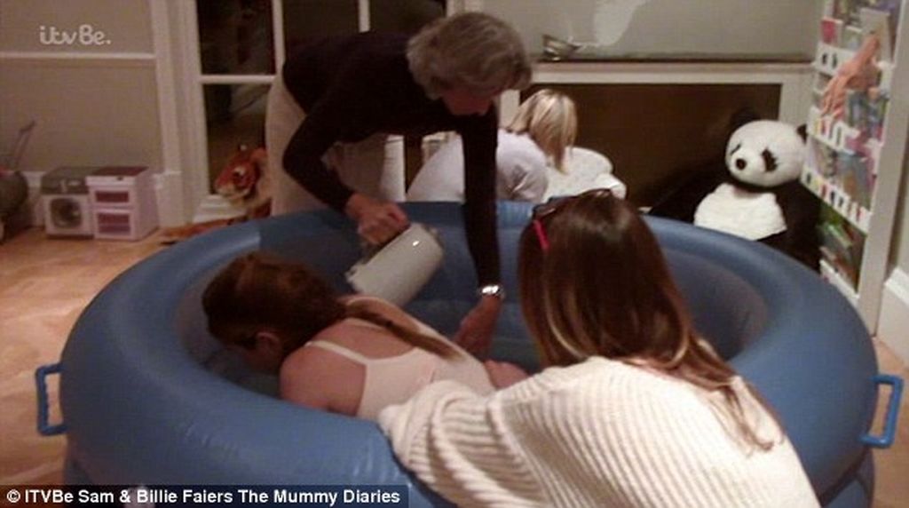 Διάσημη μαμά γέννησε στο σπίτι και δημοσίευσε για πρώτη φορά φωτογραφίες από τη στιγμή του τοκετού 