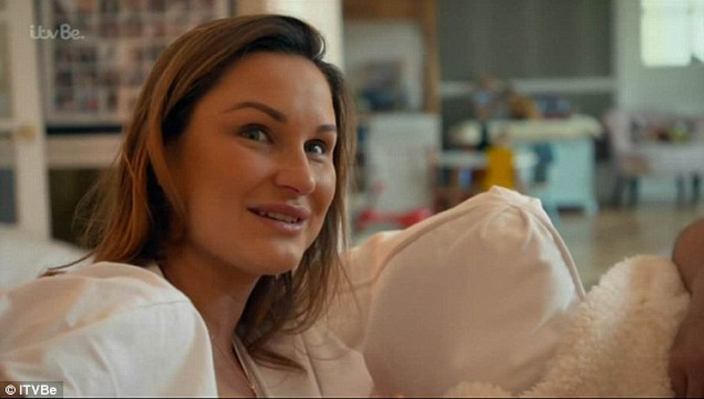 Διάσημη μαμά γέννησε στο σπίτι και δημοσίευσε για πρώτη φορά φωτογραφίες από τη στιγμή του τοκετού 