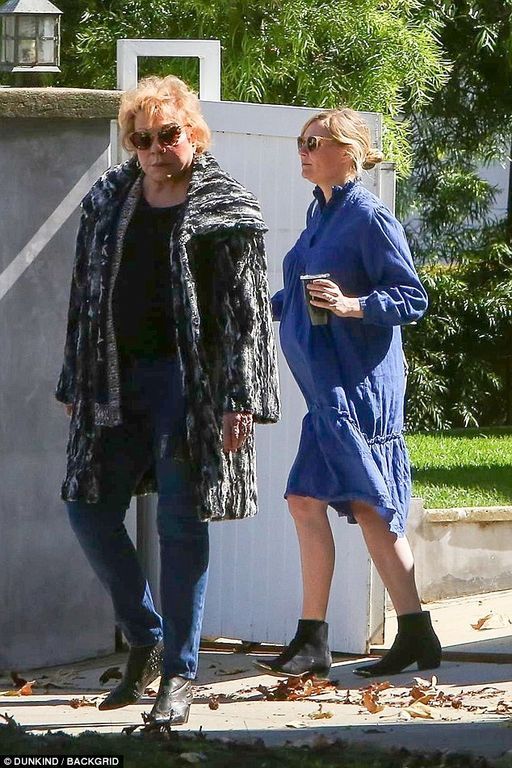 Κι άλλη δημόσια εμφάνιση της γνωστής ηθοποιού με φουσκωμένη κοιλίτσα - Αυτή τη φορά με τη μαμά της