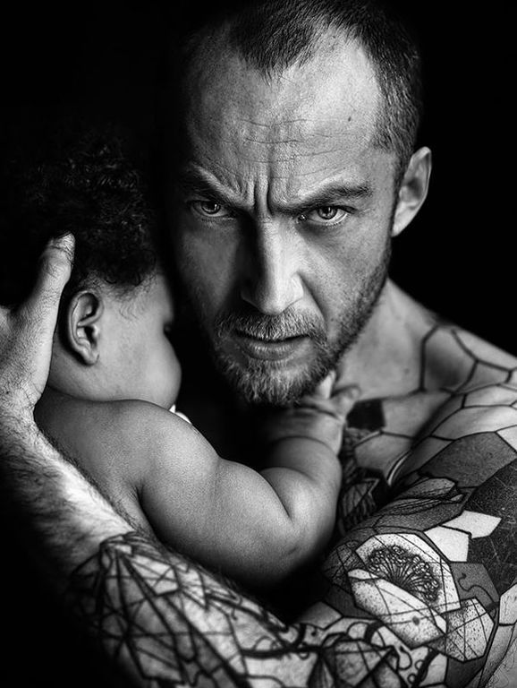 Γονείς με τατουάζ φωτογραφίζονται με τα μωρά τους - Οι φωτογραφίες μας άφησαν με το στόμα ανοιχτό