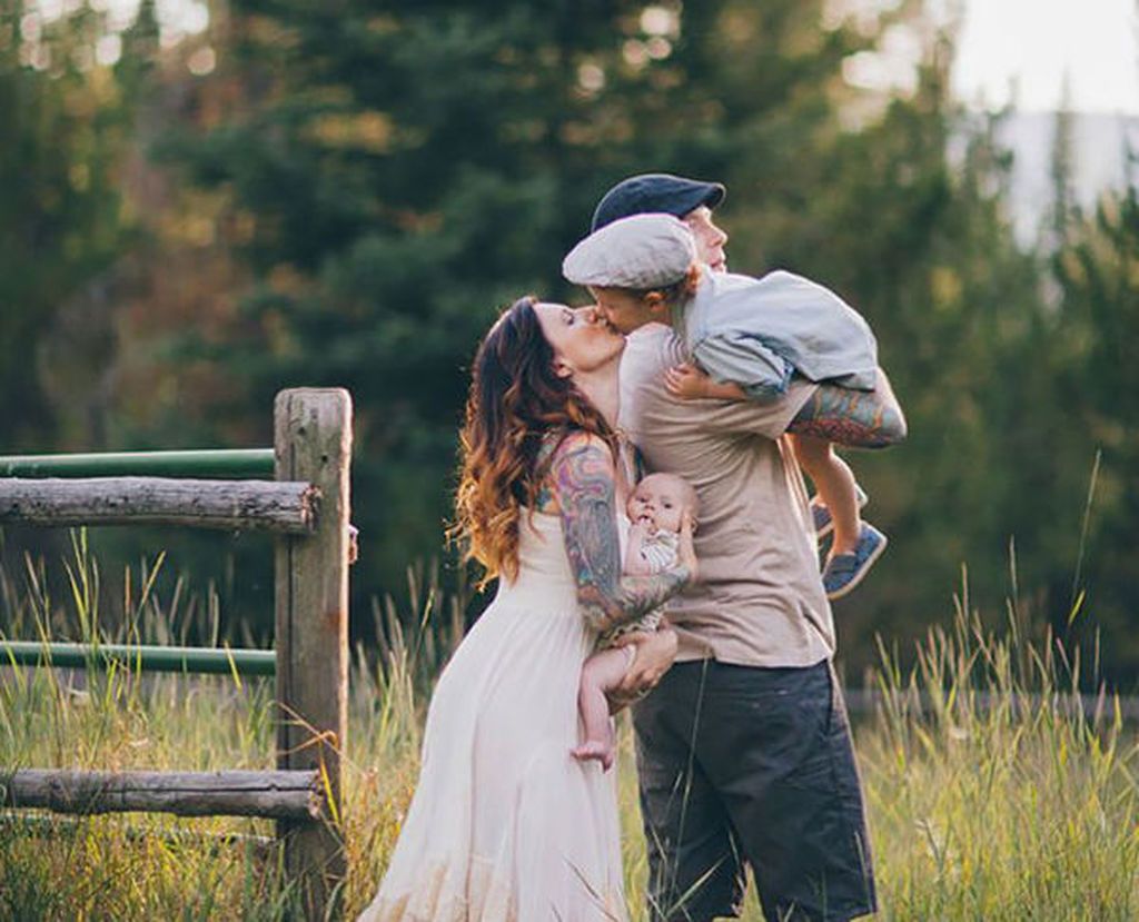 Γονείς με τατουάζ φωτογραφίζονται με τα μωρά τους - Οι φωτογραφίες μας άφησαν με το στόμα ανοιχτό